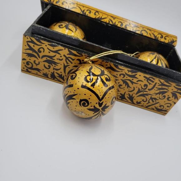 Decorative Ornament Black Gold 3 Pcs Indian Christmas Balls Home Christmas Decor - Picture 4 of 5